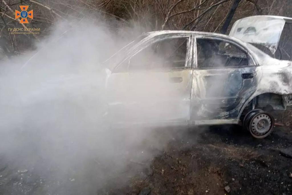 Новости Днепра про На Дніпропетровщині під час руху загорівся автомобіль: постраждав 79-річний водій