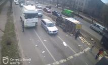 Есть пострадавшие: в Днепре в результате ДТП перевернулся грузовик «Эпицентра» (ФОТО)