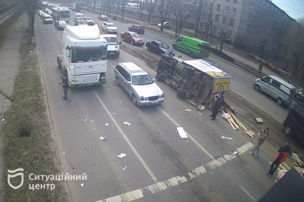 Новости Днепра про Есть пострадавшие: в Днепре в результате ДТП перевернулся грузовик 