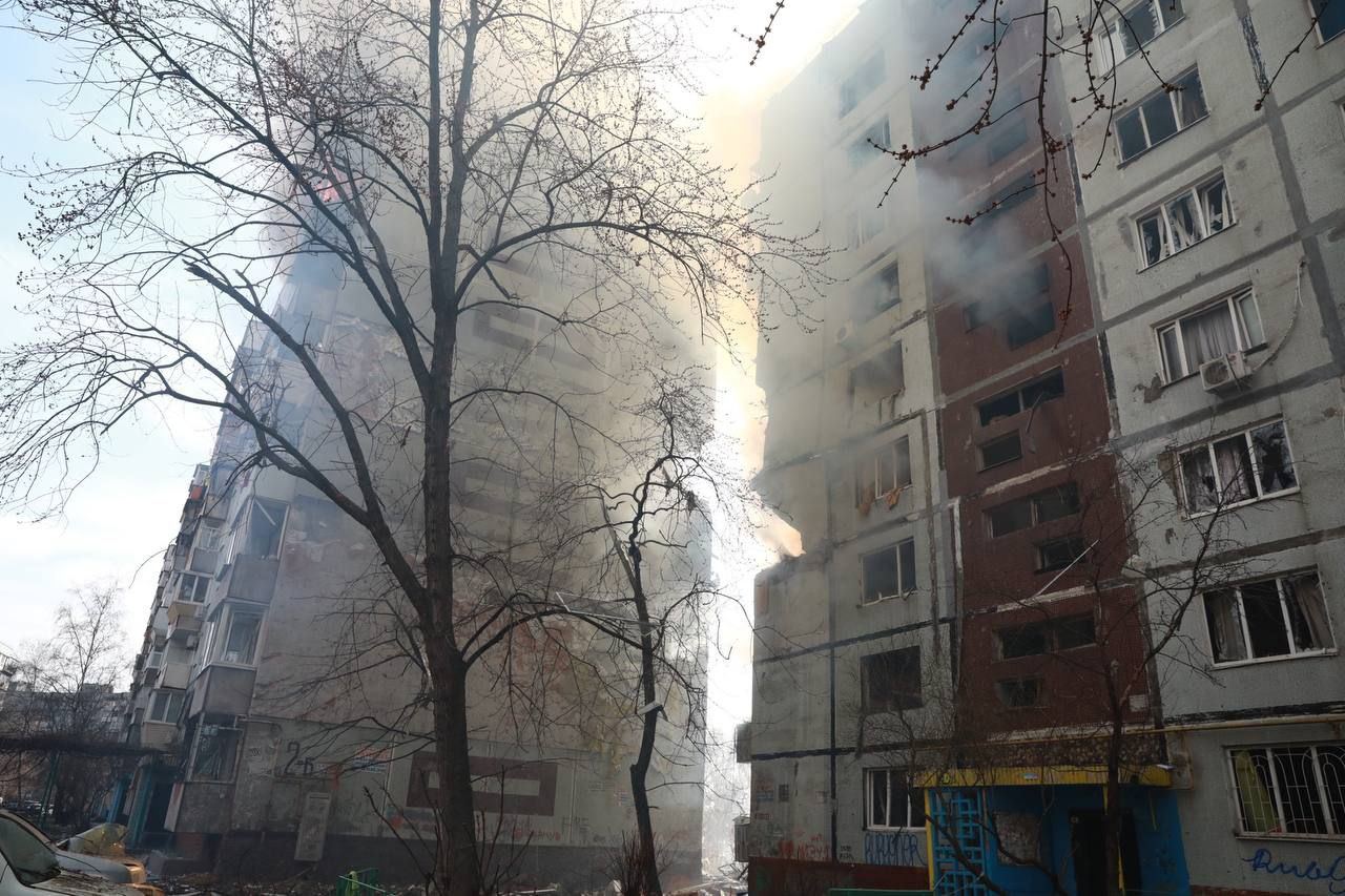 Новости Днепра про Внаслідок прямого влучання ракети в будинок в Запоріжжі постраждало 18 людей (ФОТО)