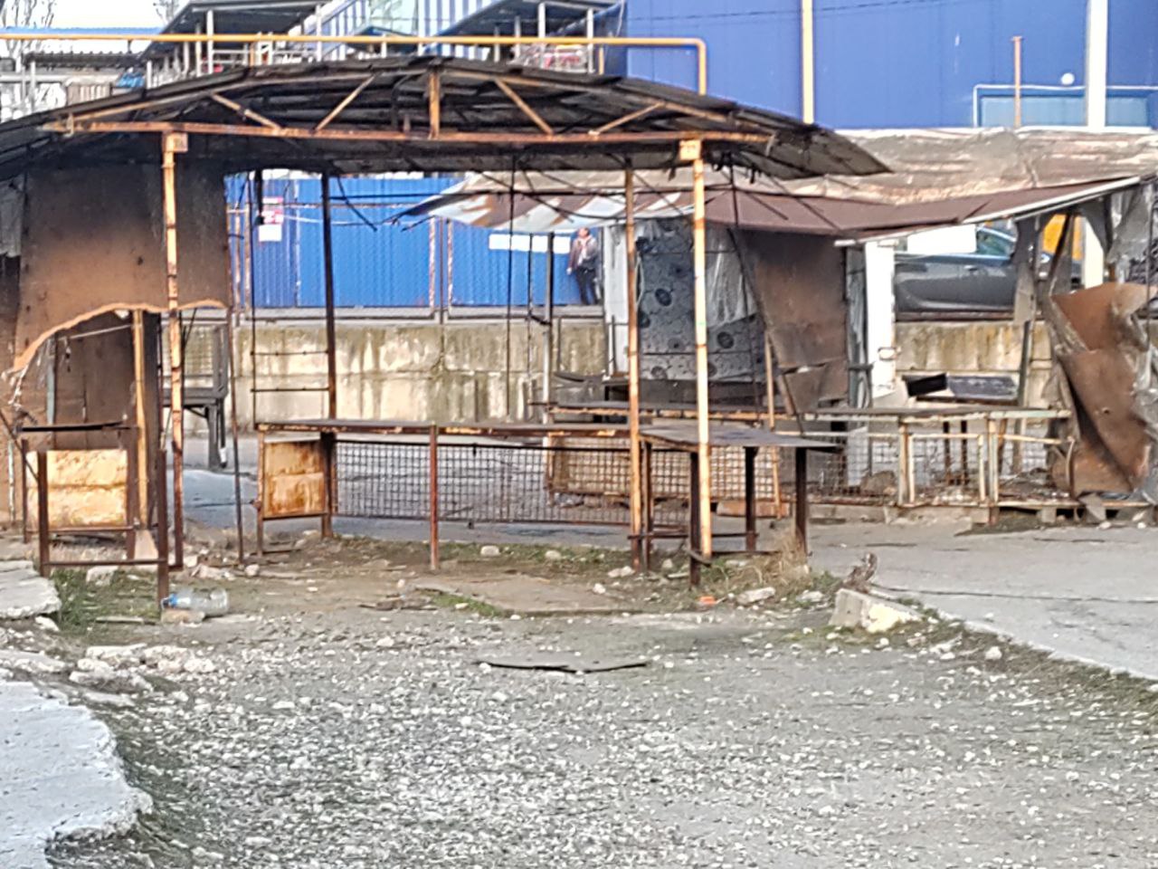 Новости Днепра про Тишина и ржавые прилавки: как сегодня выглядит покинутый вещевой рынок в Днепре (ФОТО)