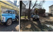У Новомосковську чоловік з сокирою розганяв комунальників, які обрізали дерева (ВІДЕО)