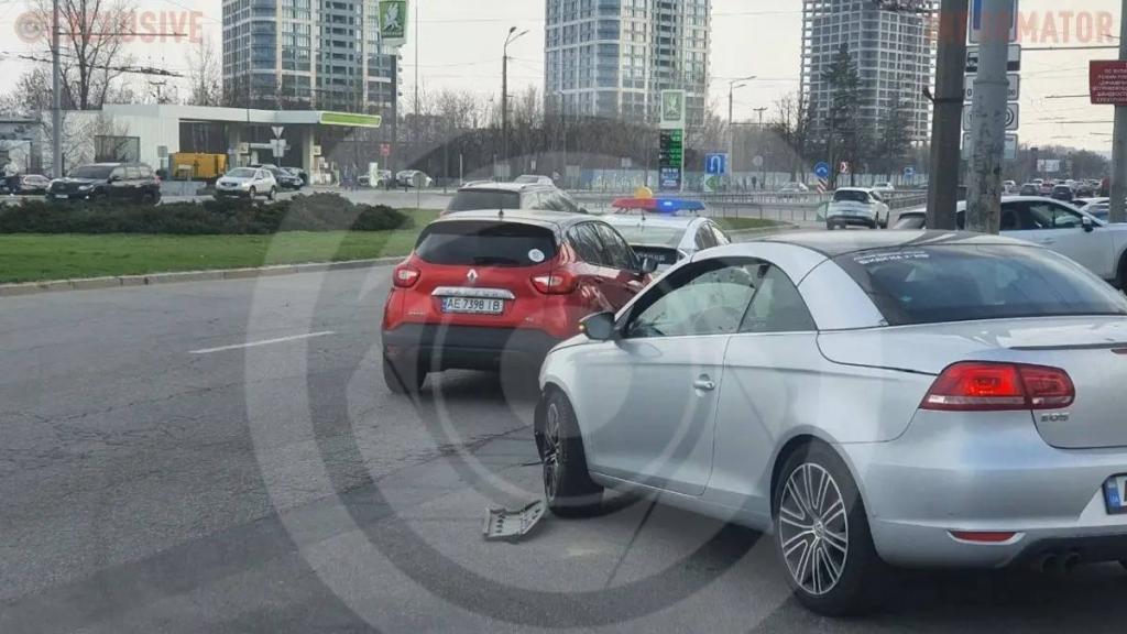 Новости Днепра про Нова аварія на Набережній Перемоги: зіштовхнулися Volkswagen та Renault (ФОТО)
