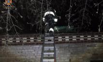 Місцевий Карлсон: в Павлограді надзвичайники допомогли чоловікові спуститись з даху будівлі