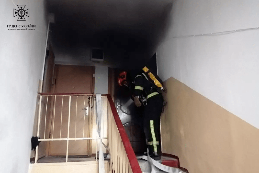 Новости Днепра про У Дніпрі співробітники ДСНС врятували квартиру від пожежі (ФОТО)