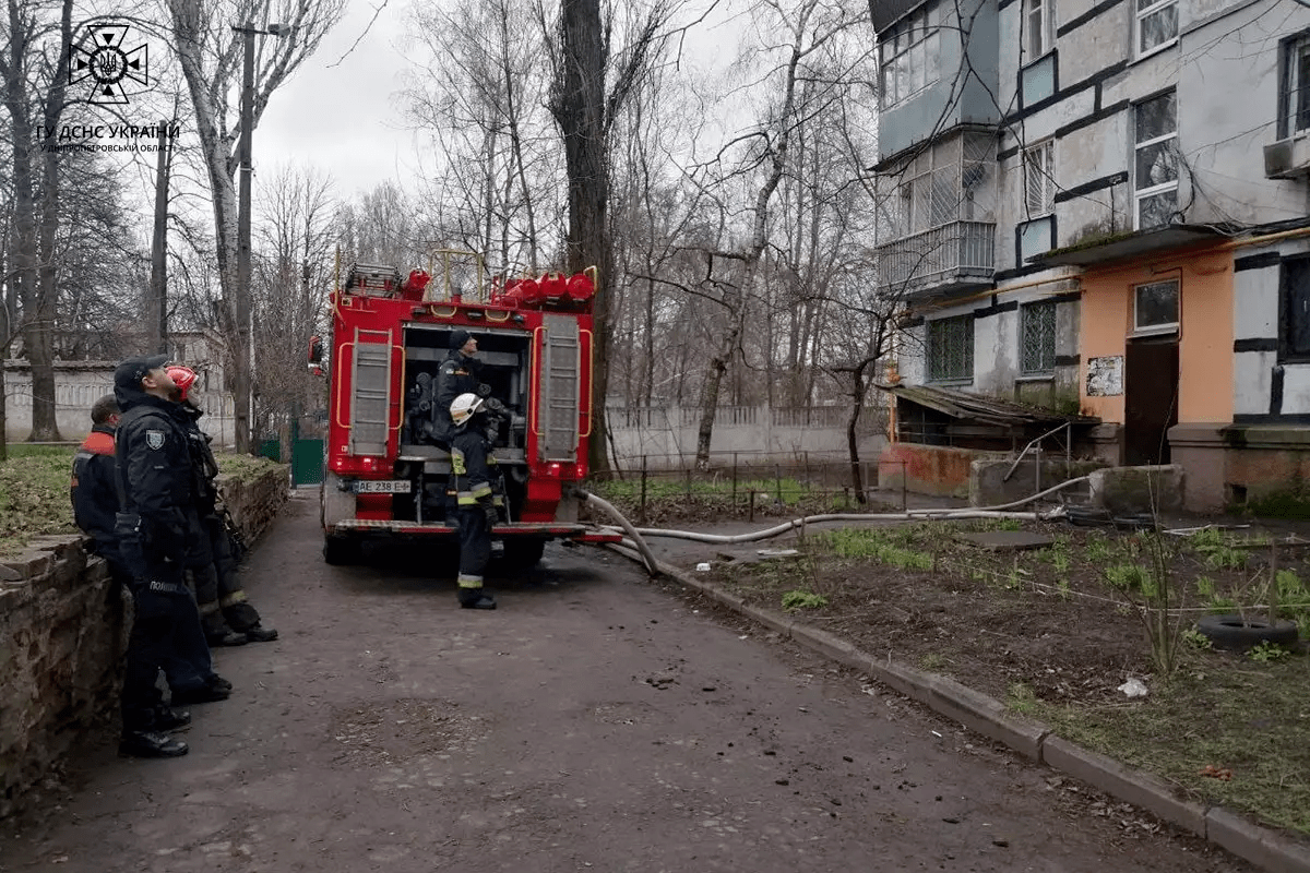 Новости Днепра про У Дніпрі співробітники ДСНС врятували квартиру від пожежі (ФОТО)
