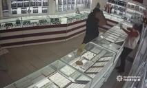 Чоловік з каменюкою обікрав ювелірні магазини в Дніпрі на 2 мільйони гривень (ВІДЕО)