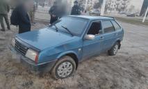На Днепропетровщине пьяный мужчина угнал автомобиль и ездил на нем по тротуарам и клумбам