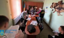 Двух сотрудников одного из горсоветов на Днепропетровщине разоблачили на взятке: сколько и за что требовали госслужащие