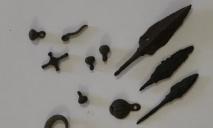“Врятовані з горнила війни”: до музею в Дніпрі сапери передали цінні артефакти, знайдені на Харківщині
