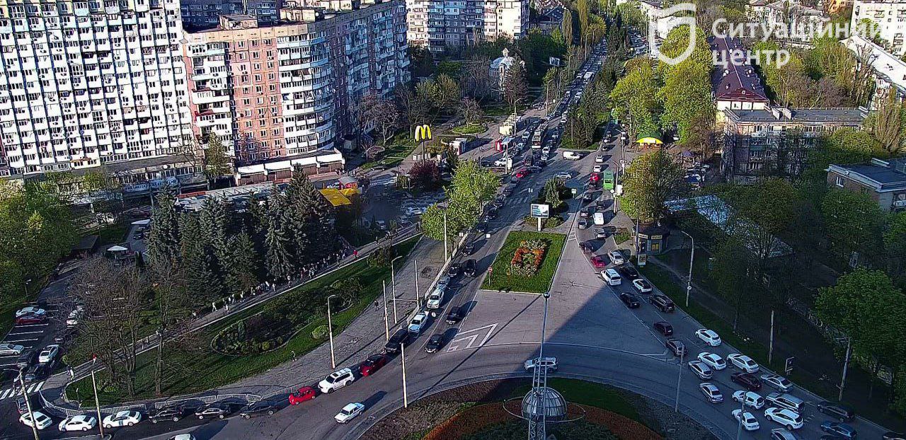 Новости Днепра про Кілометрова черга на McDrive: проспект Гагаріна у Дніпрі теж паралізувало
