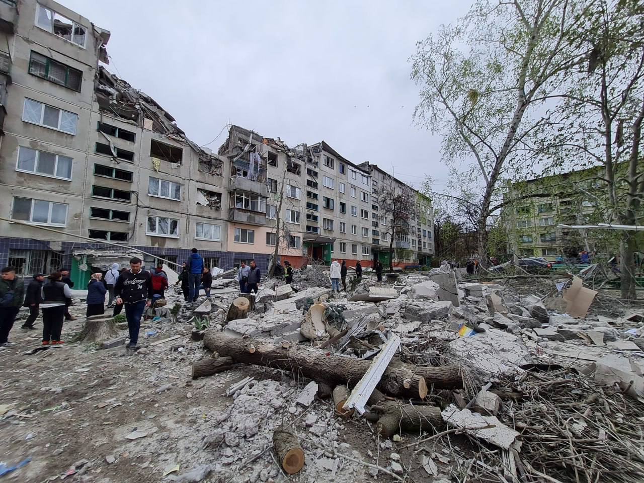 Новости Днепра про Росіяни обстріляли Слов‘янськ: пролунало щонайменше 7 вибухів, є влучання у будинки