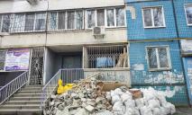 “Вибив” половину приміщення: мешканець Дніпра залишив гору сміття біля під’їзду