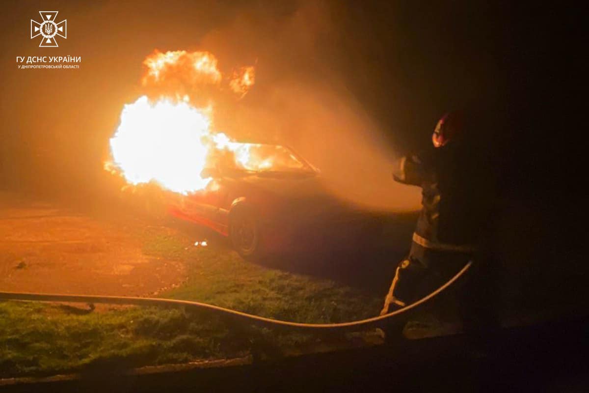 Новости Днепра про Огонь охватил весь салон: в Каменском ночью горел Opel