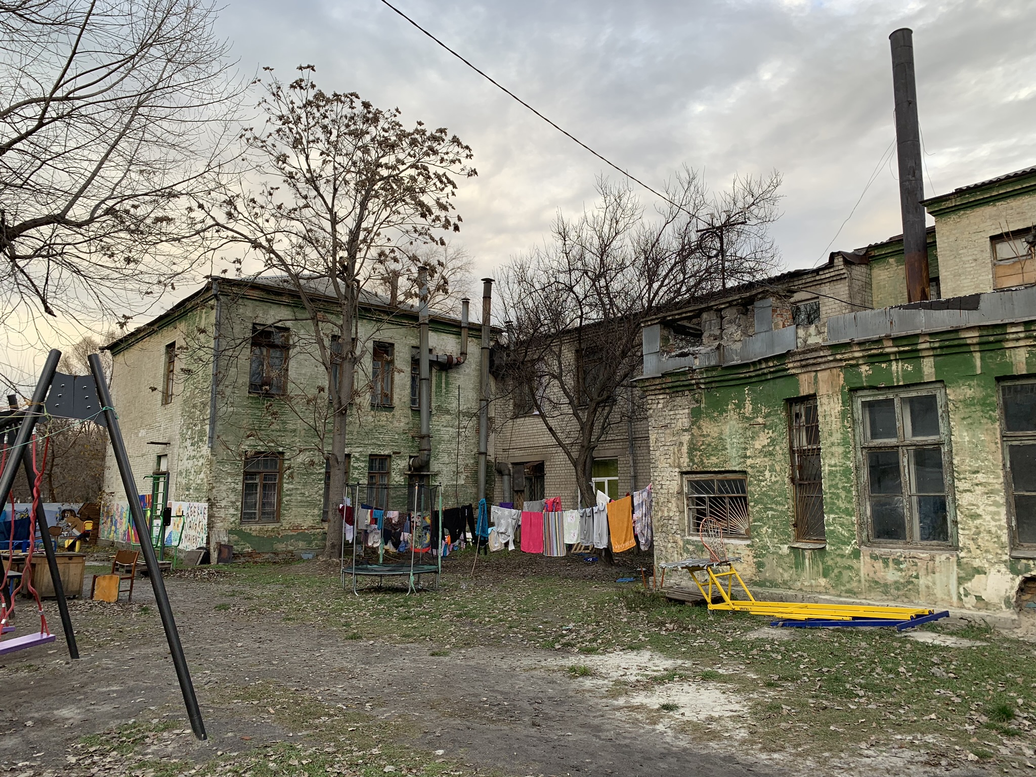 Новости Днепра про В Днепре хотят реконструировать заброшенное здание на Каруны, где сейчас живут вынужденные переселенцы