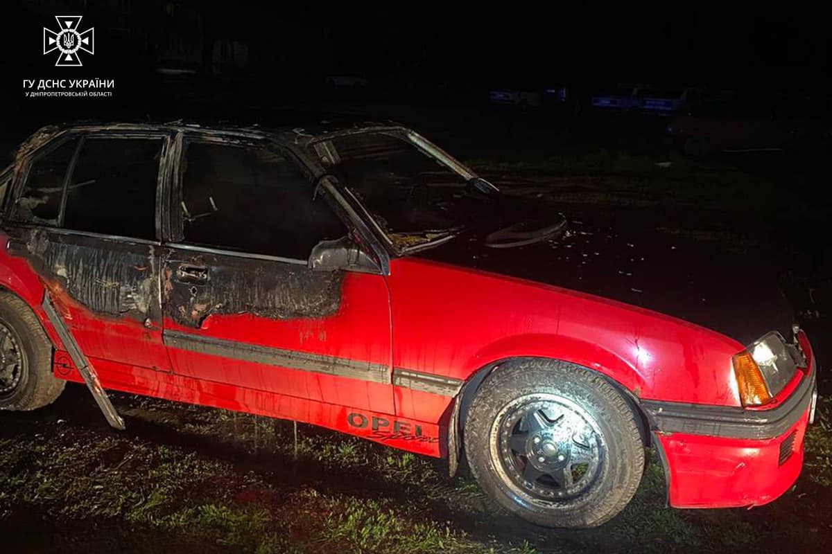 Новости Днепра про Огонь охватил весь салон: в Каменском ночью горел Opel