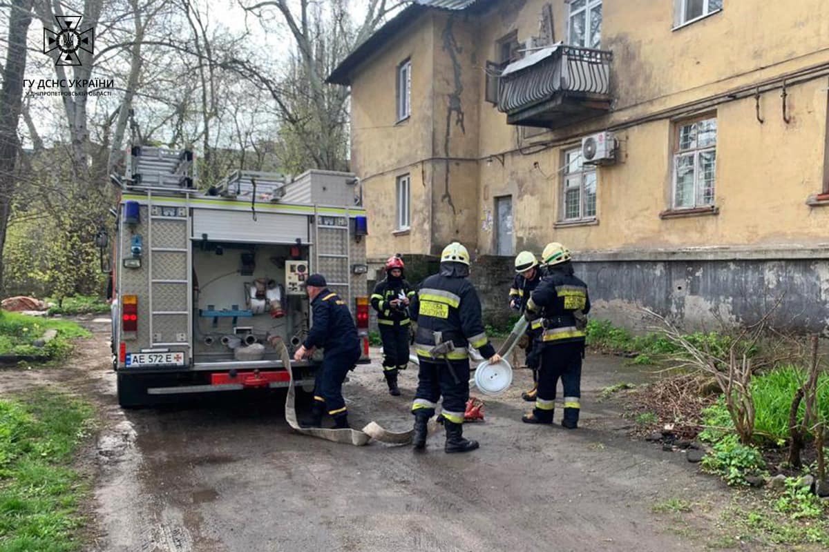 Новости Днепра про Из квартиры валил черный дым: в Днепре во время пожара погиб 60-летний мужчина
