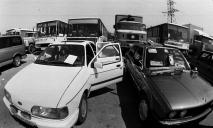 Як 25 років тому виглядав найбільший авторинок Дніпра: верениця машин і капот замість прилавка (ФОТО)