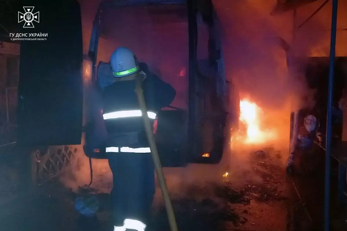 Новости Днепра про На Днепропетровщине полностью сгорел Mercedes Sprinter (ФОТО)