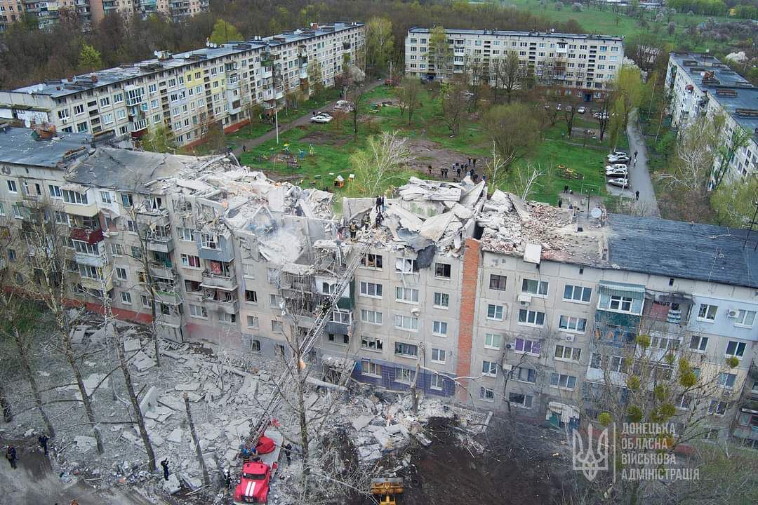 Новости Днепра про Россияне обстреляли Славянск: раздалось по меньшей мере 7 взрывов, есть попадания в дома