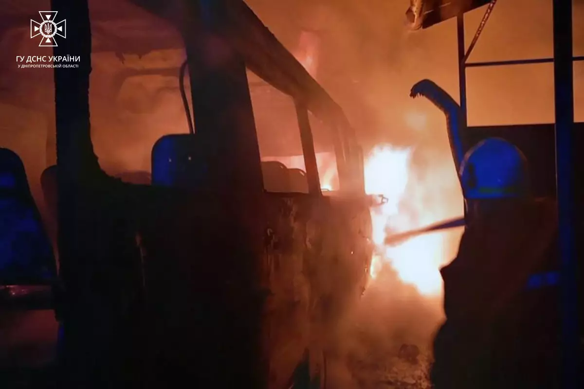 Новости Днепра про На Дніпропетровщині вщент згорів Mercedes Sprinter (ФОТО)