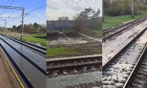У Дніпрі неподалік залізної дороги прорвало каналізаційну трубу: вода підмиває колії, стоїть нестерпний сморід
