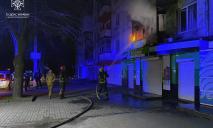 В Днепре 12 спасателей тушили горящий балкон на Поля (ФОТО)