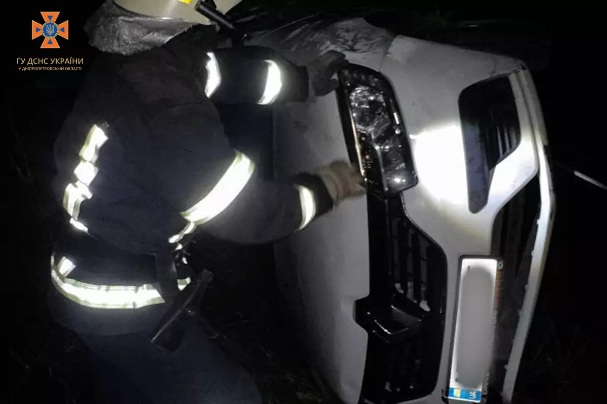 Новости Днепра про Під Дніпром Renault впав із мосту та перекинувся: постраждали 4 людини