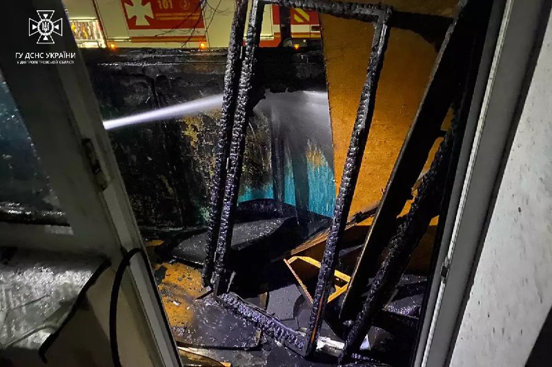 Новости Днепра про У Дніпрі 12 рятувальників гасили палаючий балкон на Поля (ФОТО)