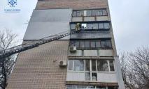 У Новомосковську дворічна дитина зачинилася сама у квартирі: довелося викликати рятувальників