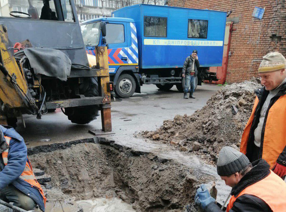 Новости Днепра про Набирайте все: у декількох районах Дніпра знову не буде води через аварію
