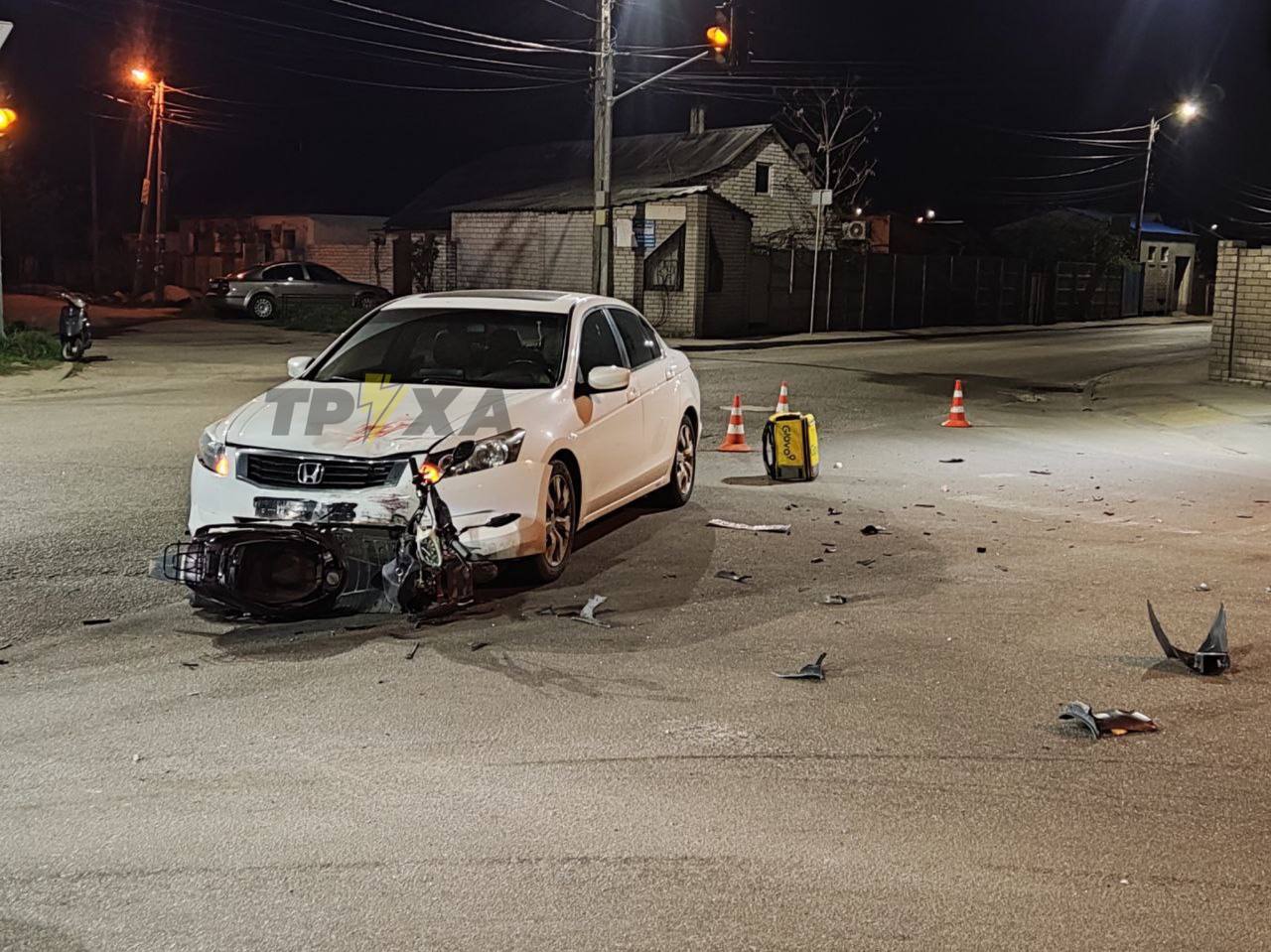 Новости Днепра про У Дніпрі вночі автівка зіткнулася зі скутером: постраждав кур'єр Glovo