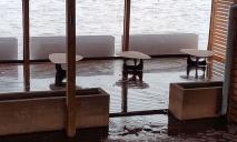 Затопило кафе та пішохідну частину: набережну у Дніпрі продовжує затоплювати (ФОТО)