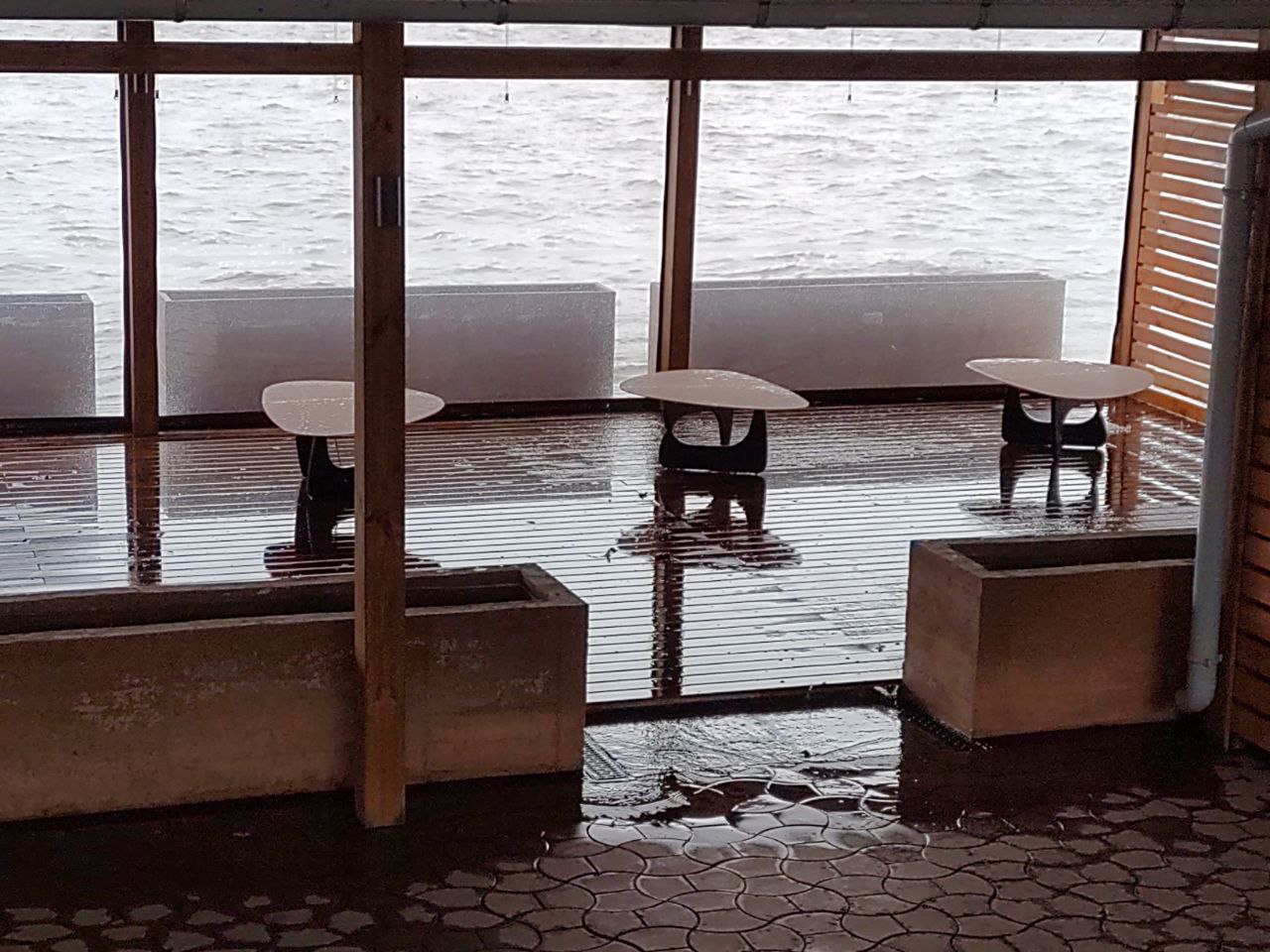 Новости Днепра про Затопило кафе та пішохідну частину: набережну у Дніпрі продовжує затоплювати (ФОТО)