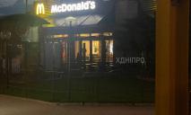 Уже зажгли вывески: до открытия McDonald’s в Днепре остались «считанные часы»