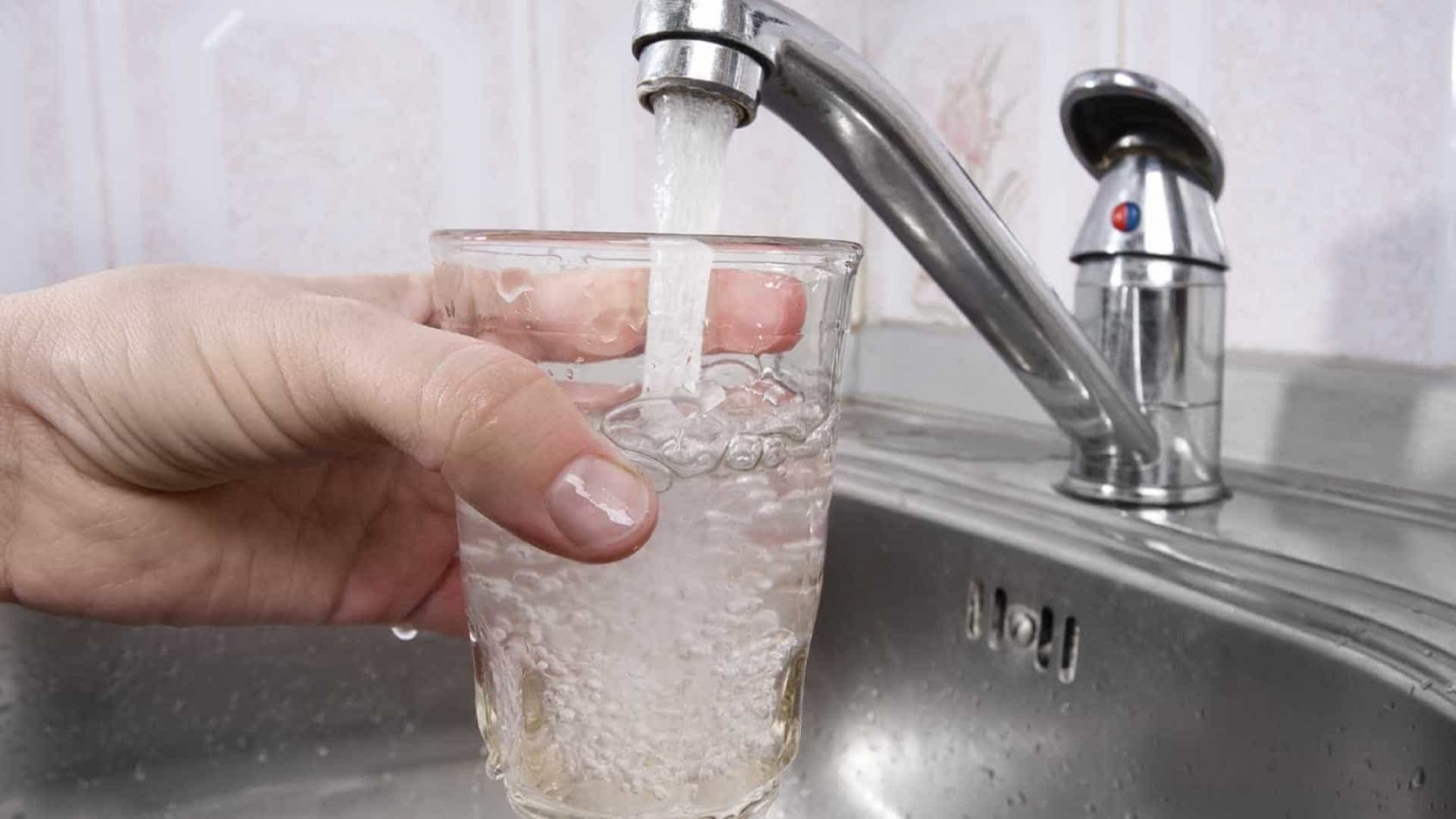 Новости Днепра про У пробах питної води, яку взяли в Дніпрі та області знайшли незначні відхилення