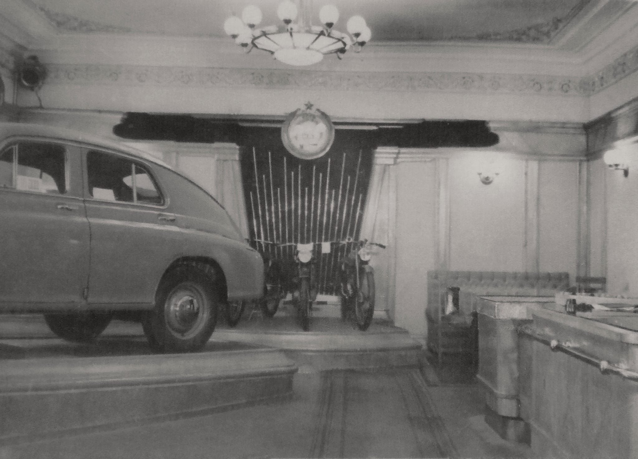 Заїзд через вітрину та підсвітка на стелі як у середині 1950 х років