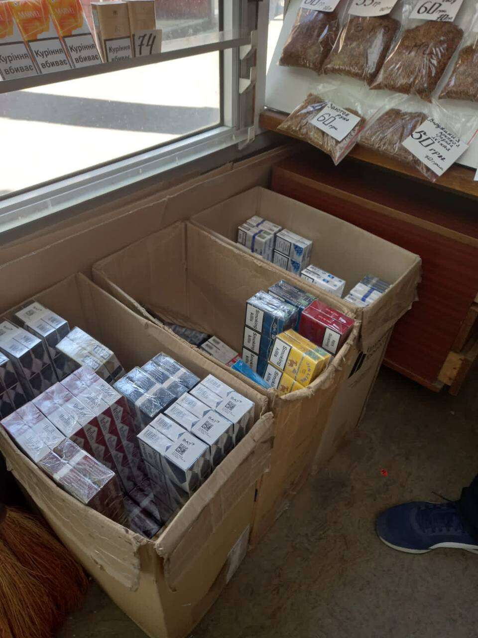 Новости Днепра про Майже тисяча пачок: у Дніпрі незаконно продавали цигарки