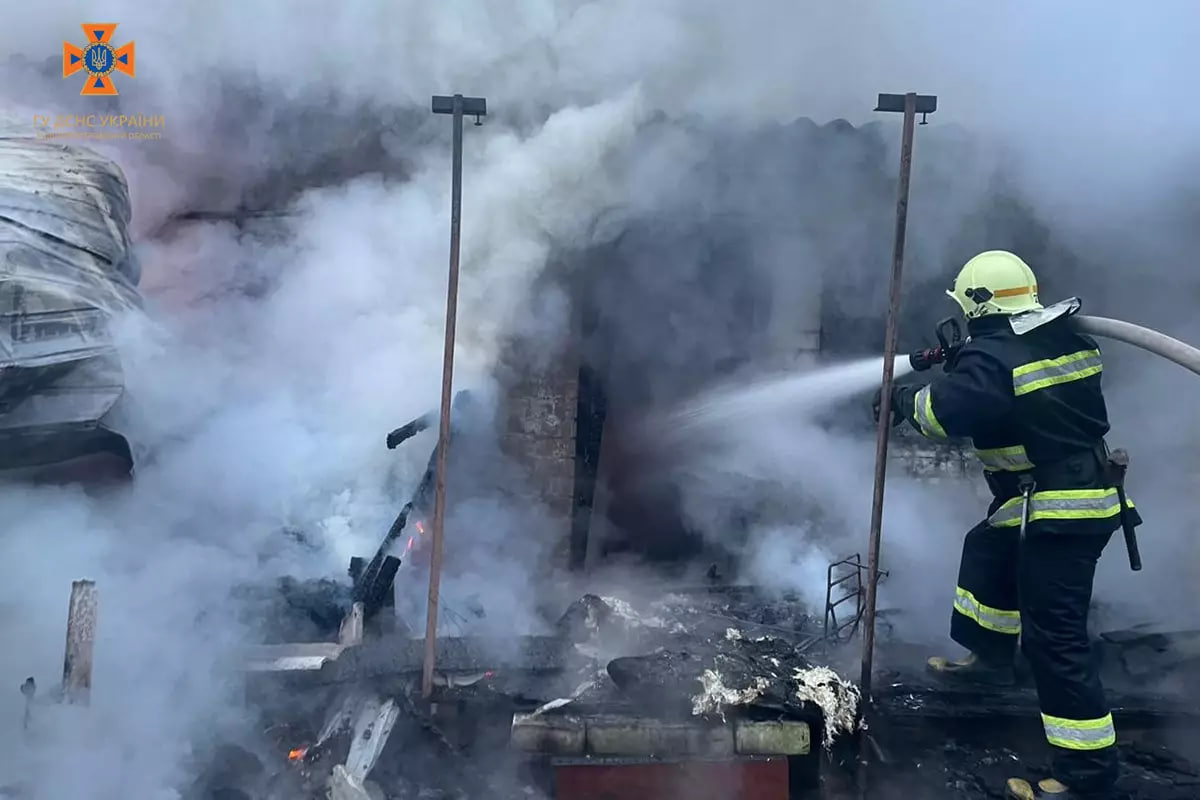 Новости Днепра про 12 надзвичайників тушили пожежу у Павлограді: постраждала жінка