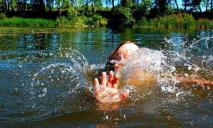 На Днепропетровщине в реанимации спасают 2-летнего мальчика, который упал в пруд