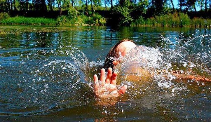 Новости Днепра про На Днепропетровщине в реанимации спасают 2-летнего мальчика, который упал в пруд