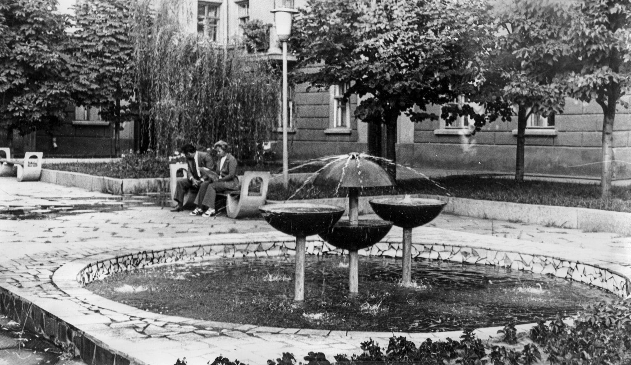 Новости Днепра про Як сьогодні виглядає знаменитий фонтан у «Сачка»: з розбитою чашею та травою (ФОТО)