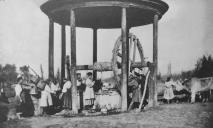 Альтанка з колесом-гігантом: у мережі показали незвичний колодязь у Катеринославській губернії 100 років тому(ФОТО)