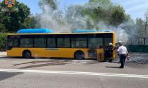 У Дніпрі на проспекті Свободи на ходу загорівся автобус: подробиці від ДСНС (ФОТО)
