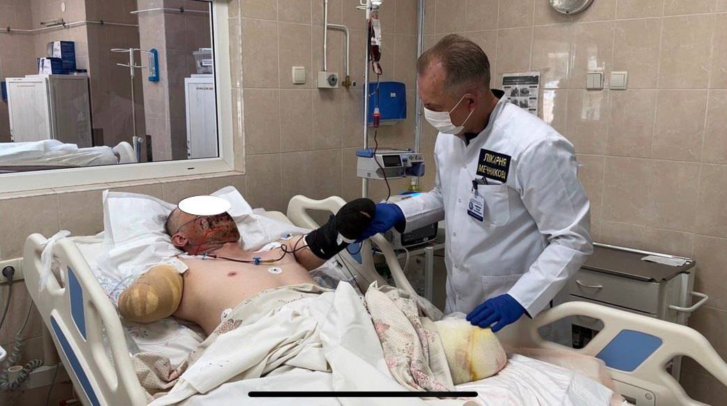 Новости Днепра про В больнице Днепра спасли 39-летнего воина, которому под Бахмутом взрывом оторвало две руки и ногу