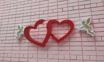 Помстились: у Новомосковську невідомі “розбили” серця на будівлі РАЦСУ