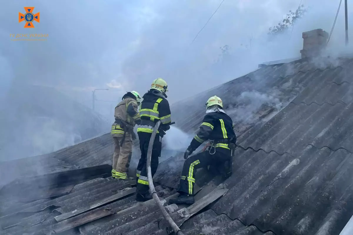 Новости Днепра про 12 надзвичайників тушили пожежу у Павлограді: постраждала жінка