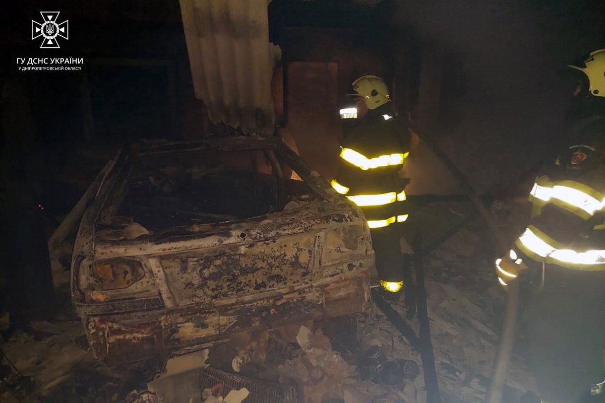 Новости Днепра про На Дніпропетровщині горіли дачний будинок та гараж: знищено 5 авто
