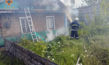 На Дніпропетровщині горів будинок: постраждав 77-річний дідусь