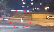 У Дніпрі на Донецькому шосе мотоциклістка збила жінку (ВІДЕО)